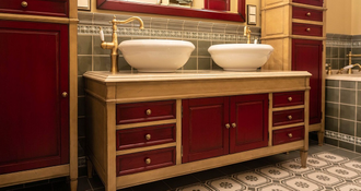 Тумба с мраморной столешницей под 2 раковины.