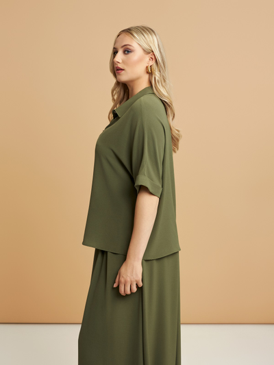 Женская рубашка с отложным воротником в синем и белом цветах