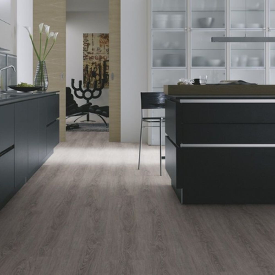 Виниловый пол Wineo 800 Wood XL Lund Dusty Oak DB00065 в интерьере кухни