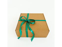 Подарочная коробка GILEV 32x32x12см с наполнителем и зеленой лентой