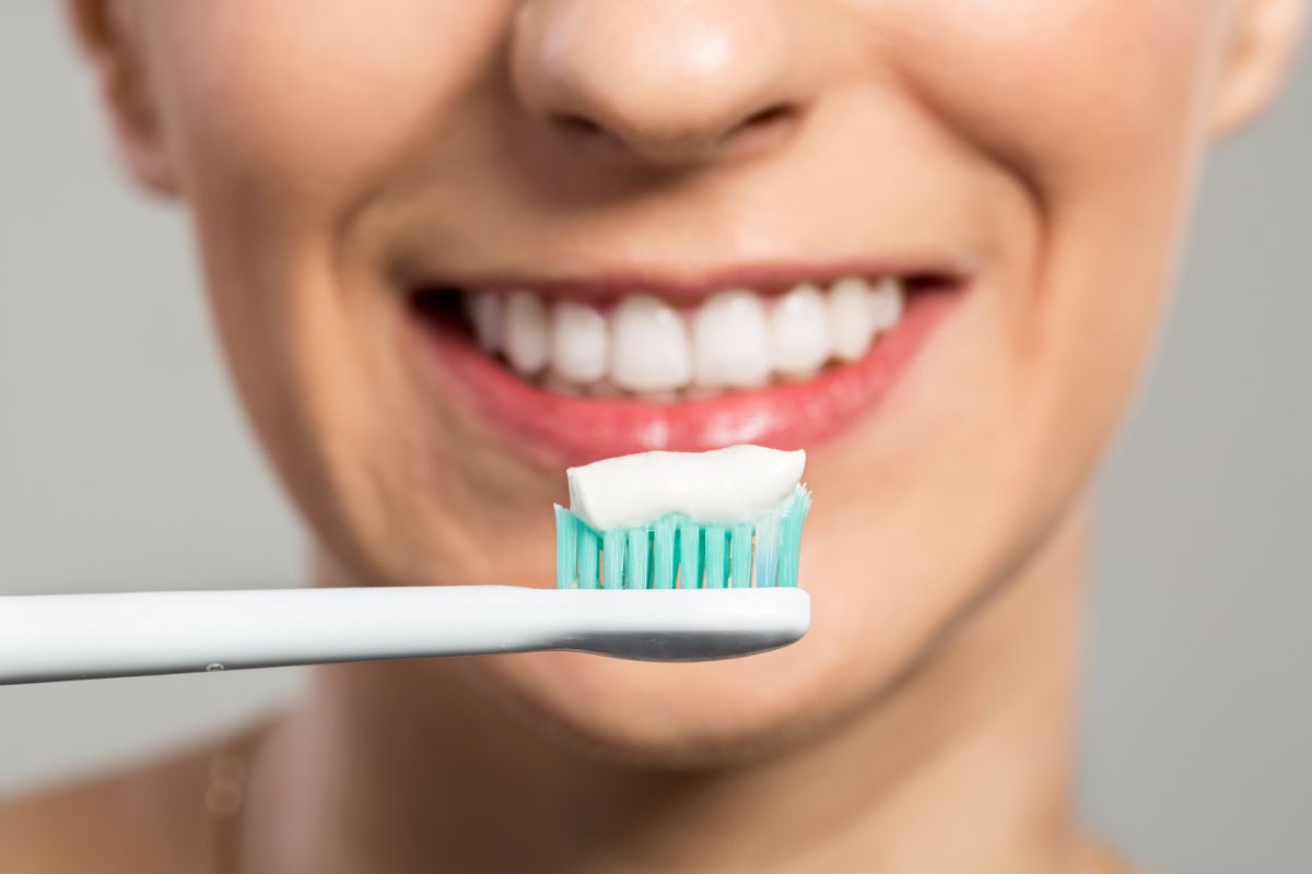 чистка зубов зубной щеткой и пастой