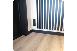 Практичное решение для стильного оформления: черный алюминиевый плинтус ПЛ 100 с эффектным муаровым покрытием.