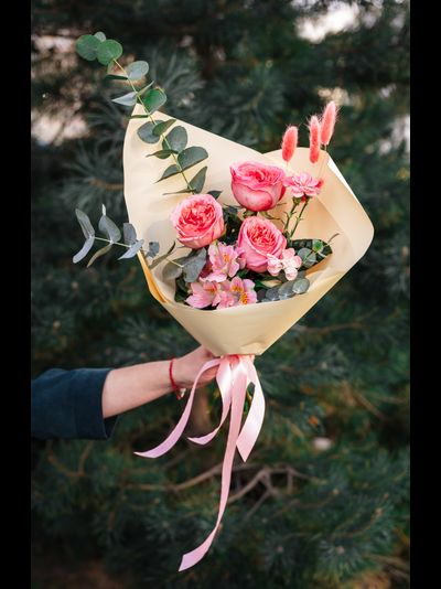 Пионовидные розы с сухоцветами