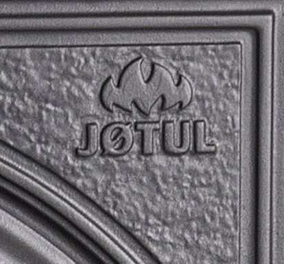 Логотип Jotul вылитый в чугуне на печи Jotul F600