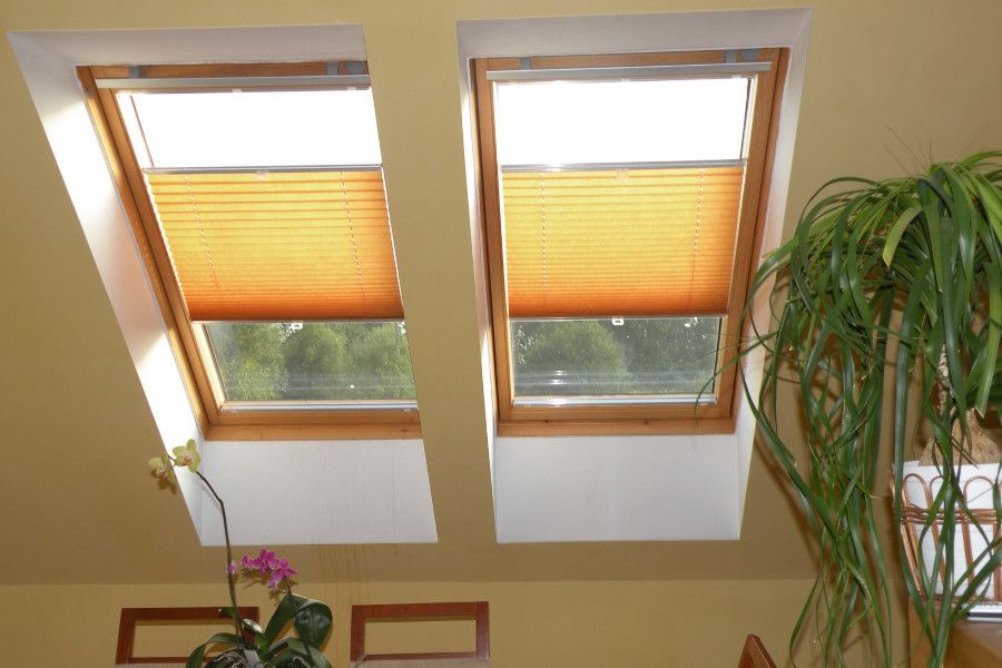 Шторы плиссе оранжевого цвета на мансардные окна, фото