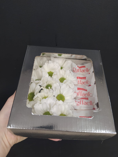 Цветочная композиция с раффаэлло "Светлый день"