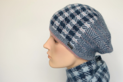 Вязаный берет и шарф в клетку женский фото