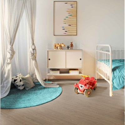 Декор ламината Wineo Дуб Спокойный Коричневый LA172XXLV4 в интерьере детской комнаты