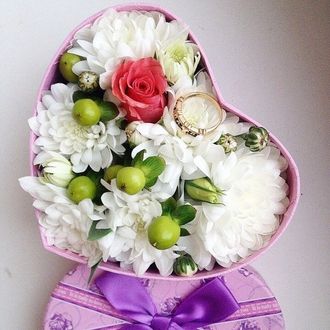 Мини-коробочка с хризантемами и розами