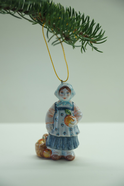 Девочка с яблоками