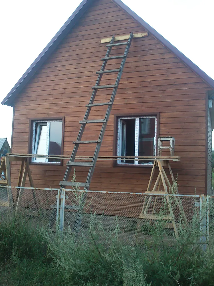 Фасады покрашены деревозащитным составом.