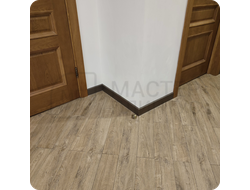 Плинтус ХДФ Dollken Cubu Flex Life 80мм Х 2,5 м 1245 Бронза в интерьере 9