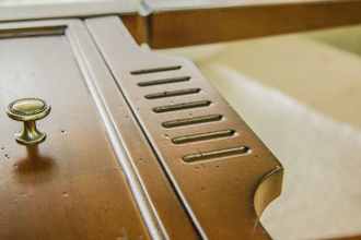 Тумба прикроватная с 2 ящиками на высоких ножках.