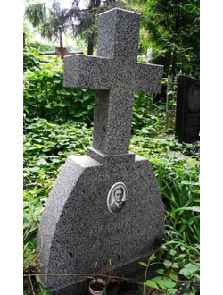 Фото памятника в виде маленького креста в СПб