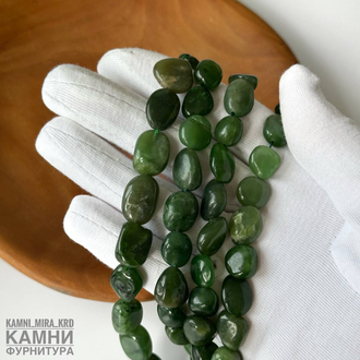 Нефрит с породой крупная галтовка 10-16 мм, цена за нить 19 см