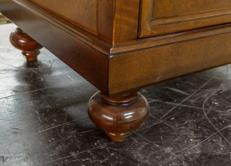 Тумба под раковину с тремя выдвижными ящиками.