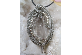 Уникальный горный хрусталь в оправе из серебряной проволоки