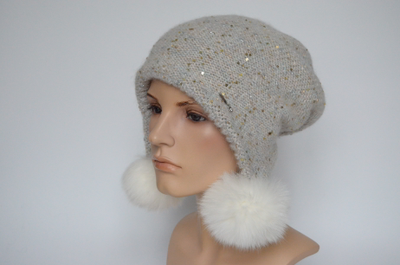 shapka-ushanka-belaya-s-pomponami-vizio-italiya-8022