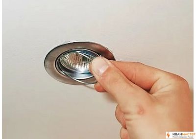 Заказать замену галогеновых ламп в люстре в квартире в Москве ИВАНМАСТЕР