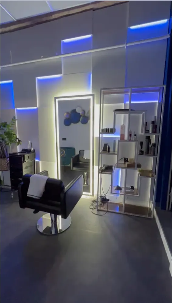 Модный парикмахерский салон в г.Москве. Использованы панели "LightUnit (MAX)" с RGBW подсветкой. Использован довольно крупный размер панелей 570*570мм (толщины - 12, 24 и 36мм).