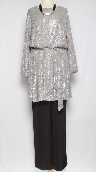 ПЛАТЬЕ-ТУНИКА НАРЯДНОЕ "РАСКЛЕШЕННОЕ ПАЙЕТКИ" серебро р.46,50,52,54,58
