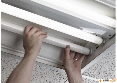 Установка люминесцентных светильников в офисе ИВАНМАСТЕР