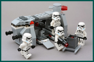 Конструктор LEGO # 75078 «Транспорт Имперских Войск» в Сборе ― Идёт Разгрузка Бронетранспортёра.