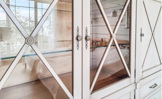 Встроенный шкаф универсальный с перекрестиями.