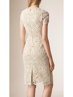 Гипюровое молочно белое платье футляр с короткими рукавами каталог модных коктейльных платьев купить
