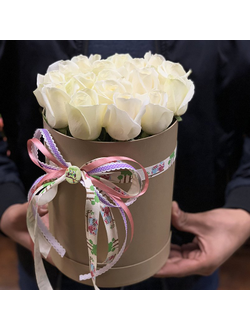 Шляпная коробка из 15 белых роз