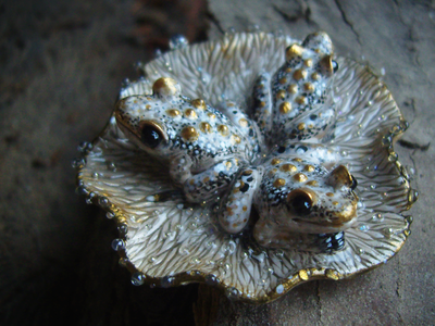 "Дочери лесного царя", волшебная брошь с лягушками и каплями (миниатюра, 4 см)
