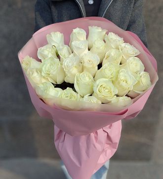 Букет из 25 белых роз в круглой упаковке