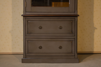 Книжный шкаф однодверный на тумбе с ящиками.