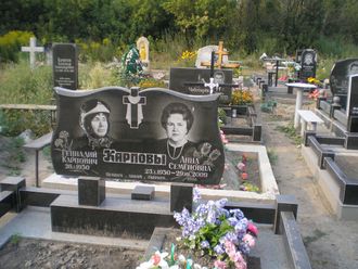 На фото двойной памятник на могилу в форме книги с крестом в СПб