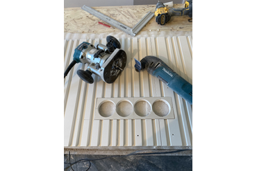 Площадка имеет размер равный размеру рамки от розеток/выключателей, в ней заранее сверлятся коронкой отверстия. Для работы мы используем фрезер с обгонной втулкой и пазовой фрезой, реноватор, стамеску и наждачку. 