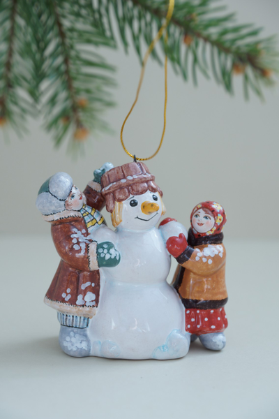 Дети лепят снеговика