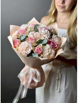 Букет из роз и диантусов