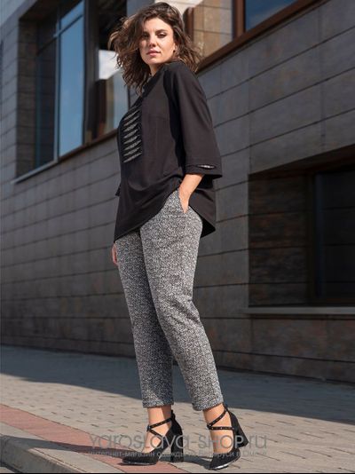 Комплект женский: черный джемпер с серой вставкой и серые брюки