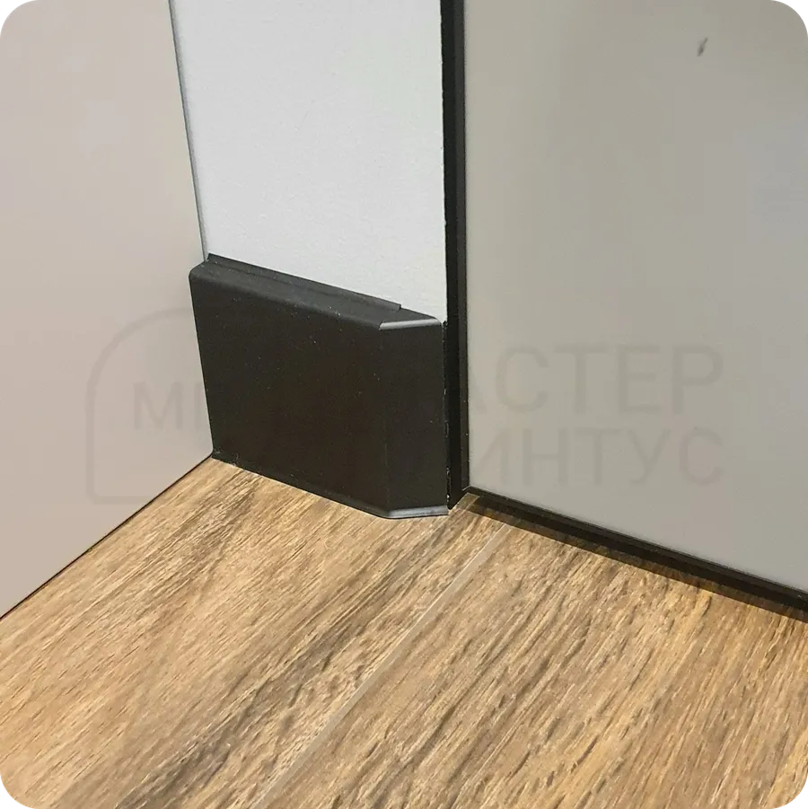 Стильный акцент: установка черного плинтуса Dollken Cubu Flex Life 80 для создания изысканного интерьера.