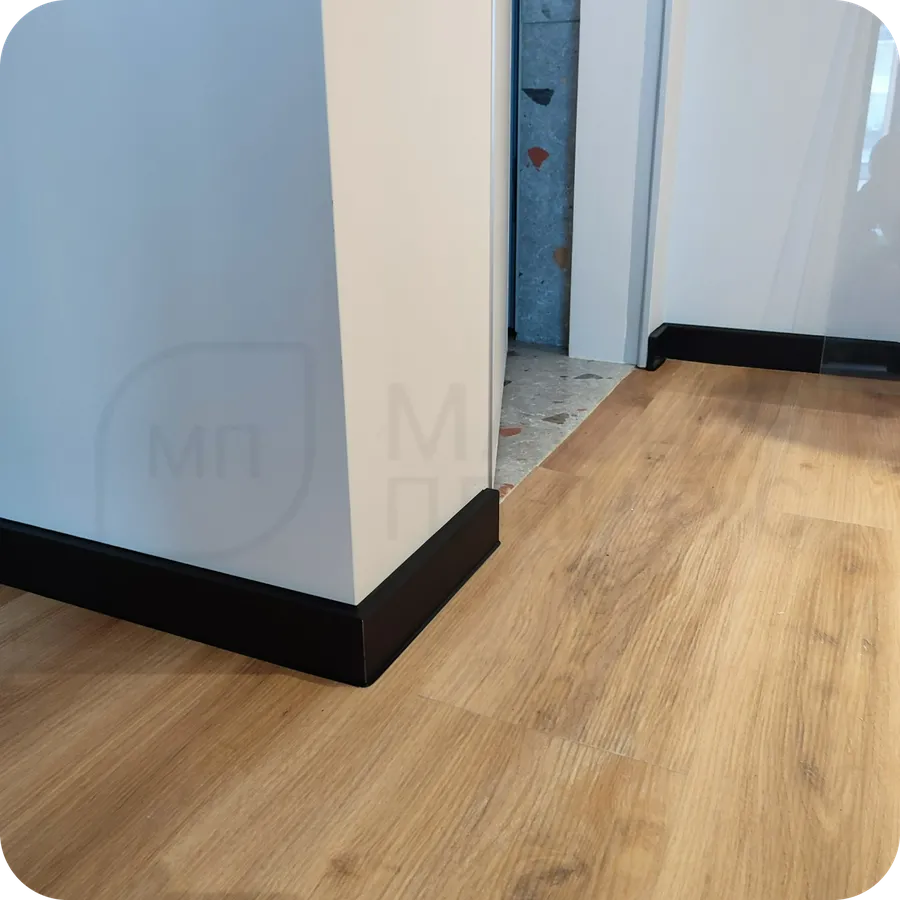 Элегантный образ: монтаж черного плинтуса Dollken Cubu Flex Life 80 для создания роскошного пространства.