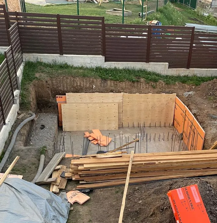 Создание опалубки в котловане 