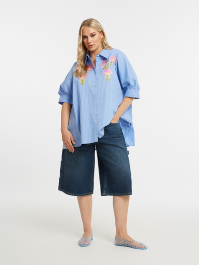 Рубашка голубая в полоску с вышивкой