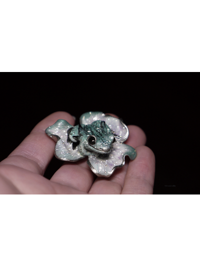 Мини-брошь с лягушкой "Принцесса весеннего леса" (4 см)