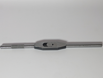 Вороток (Метчикодержатель) для метчиков (Квадрат 3.15-6.3 мм) 210 мм стальной корпус