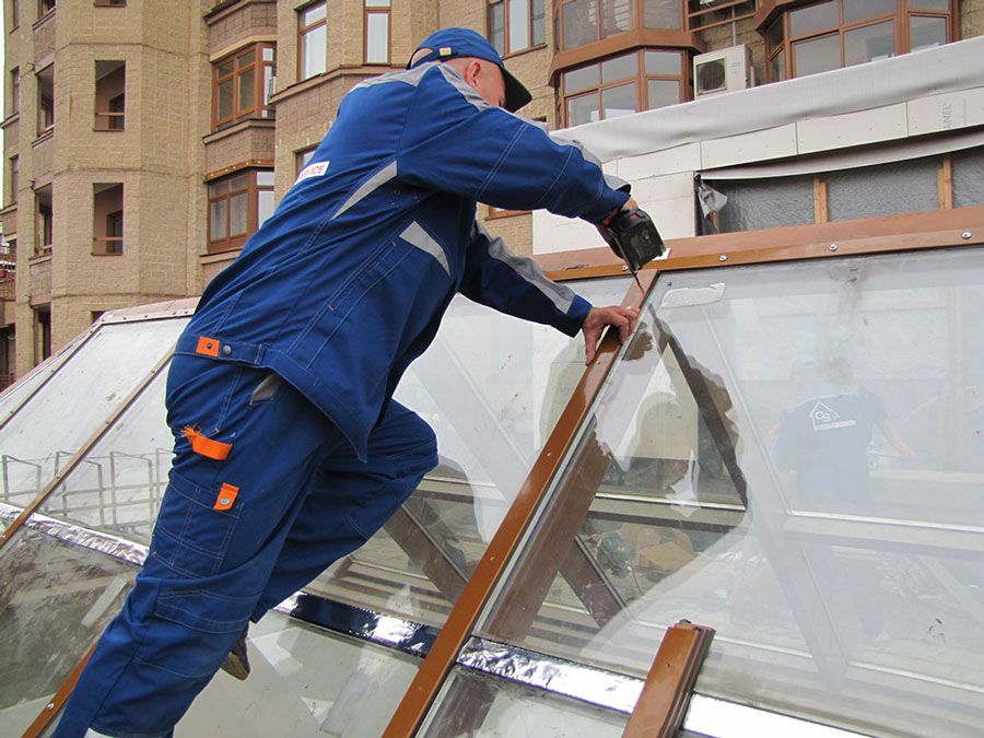 Установка алюминиевых конструкций. Стоечно ригельная система алютех f50. Установка алюминиевых конструкций. Монтаж алюминиевых витражей. Reynaers masterline 10.