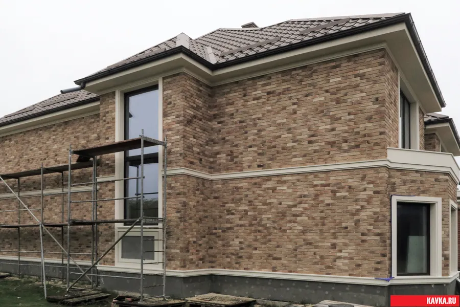 Кирпич "Бельгийский" бежевый на фасаде