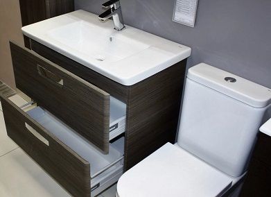 Заказать монтаж тумбы с умывальником для ванной комнаты в коттедже в Москве