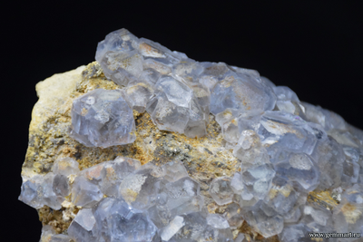 Флюорит- друза фантомных голубых кристаллов с пиритом на породе