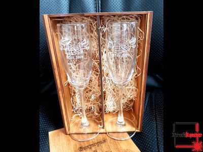 Свадебные фужеры с гравировкой в деревянной подарочной коробке