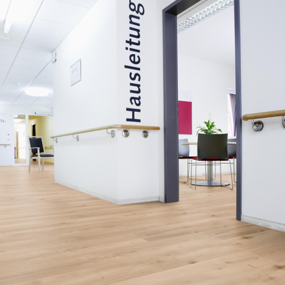 Биополы Wineo PURLINE 1000 wood L Дуб Насыщенно-Медовый PLC299R в интероьере офиса